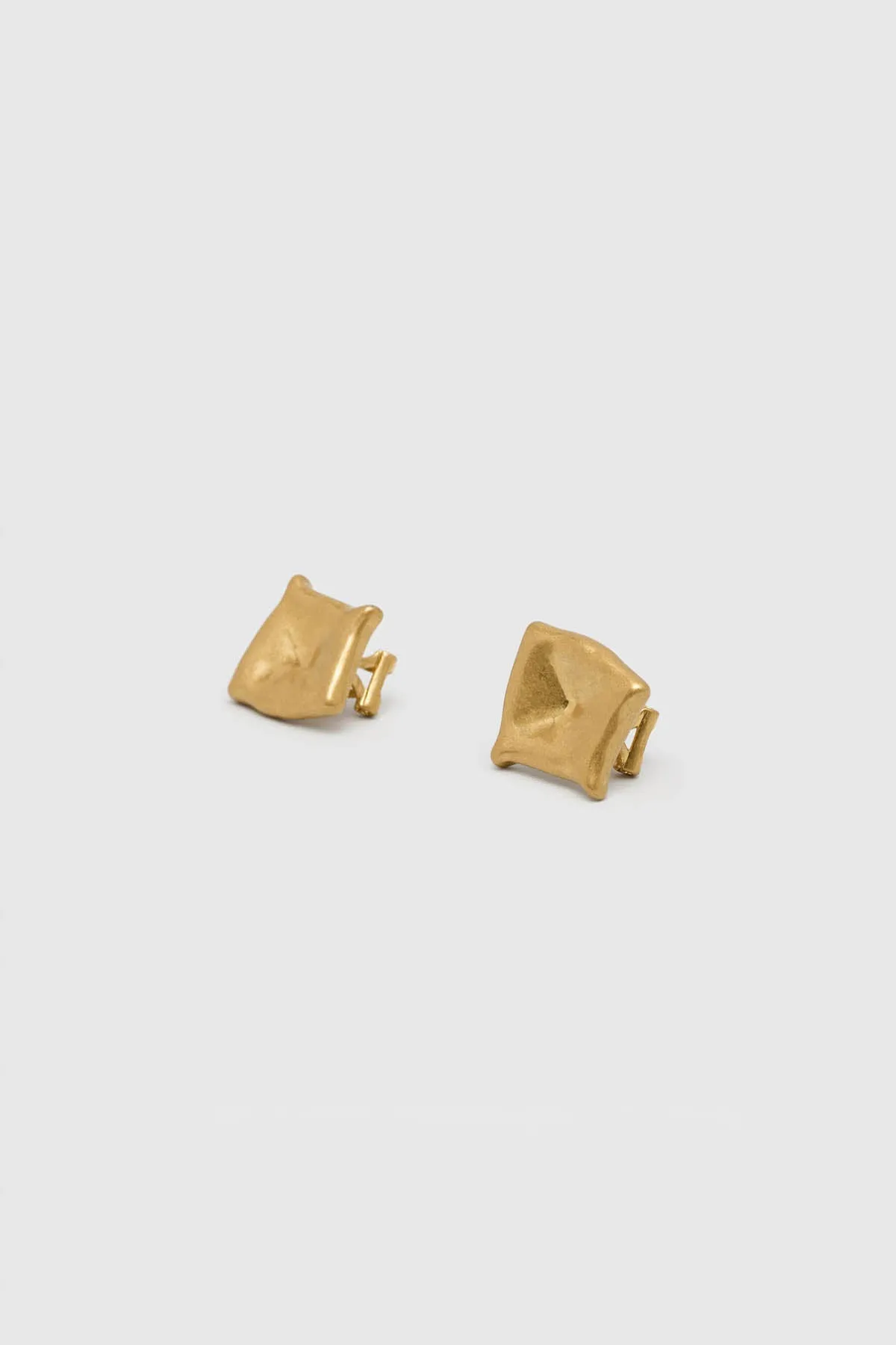 Leo Studs