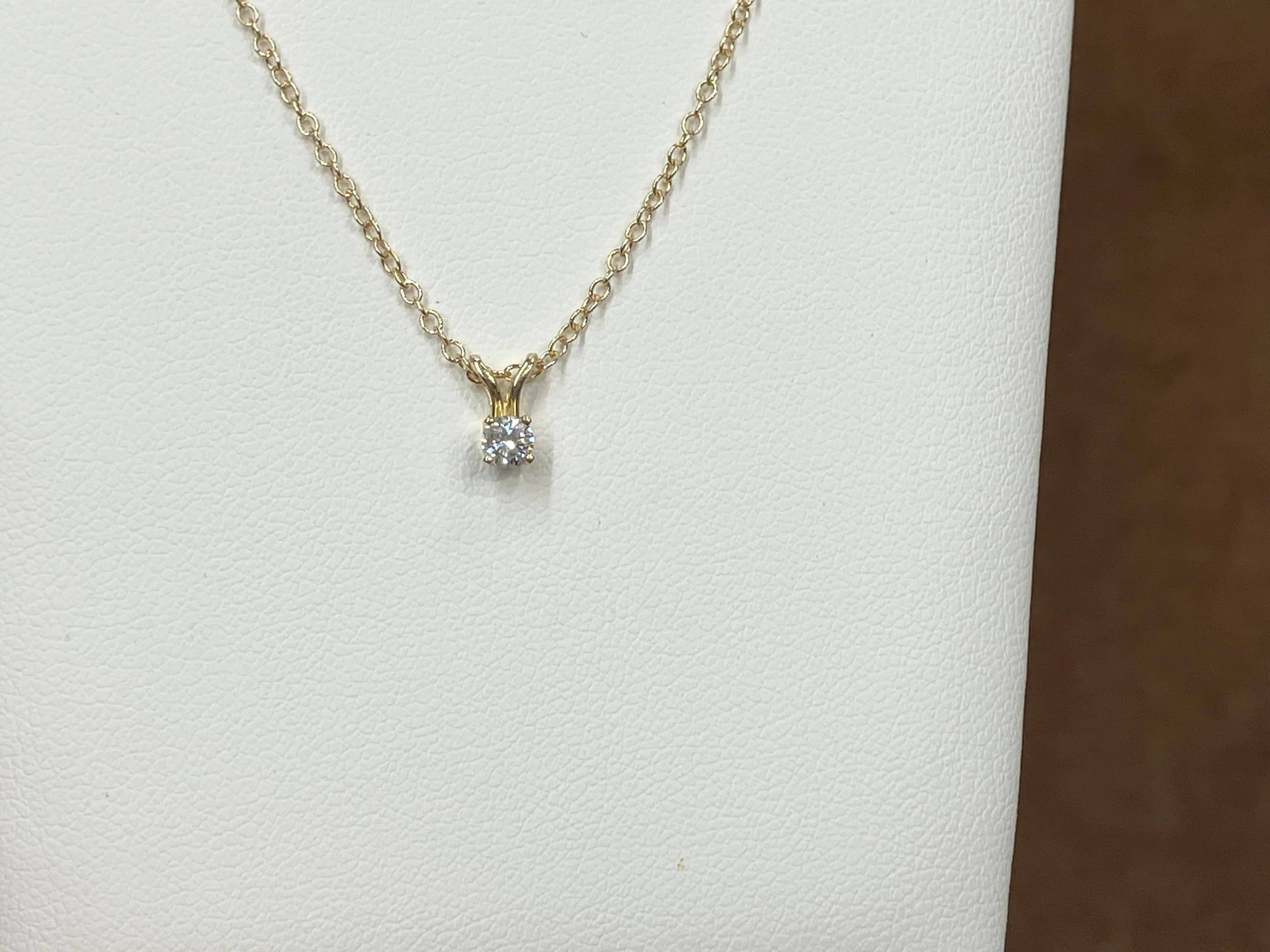 Natural Diamond Gold Pendant With Chain 0.12 Carats