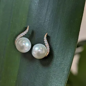 Pearl and Diamond Curve Stud