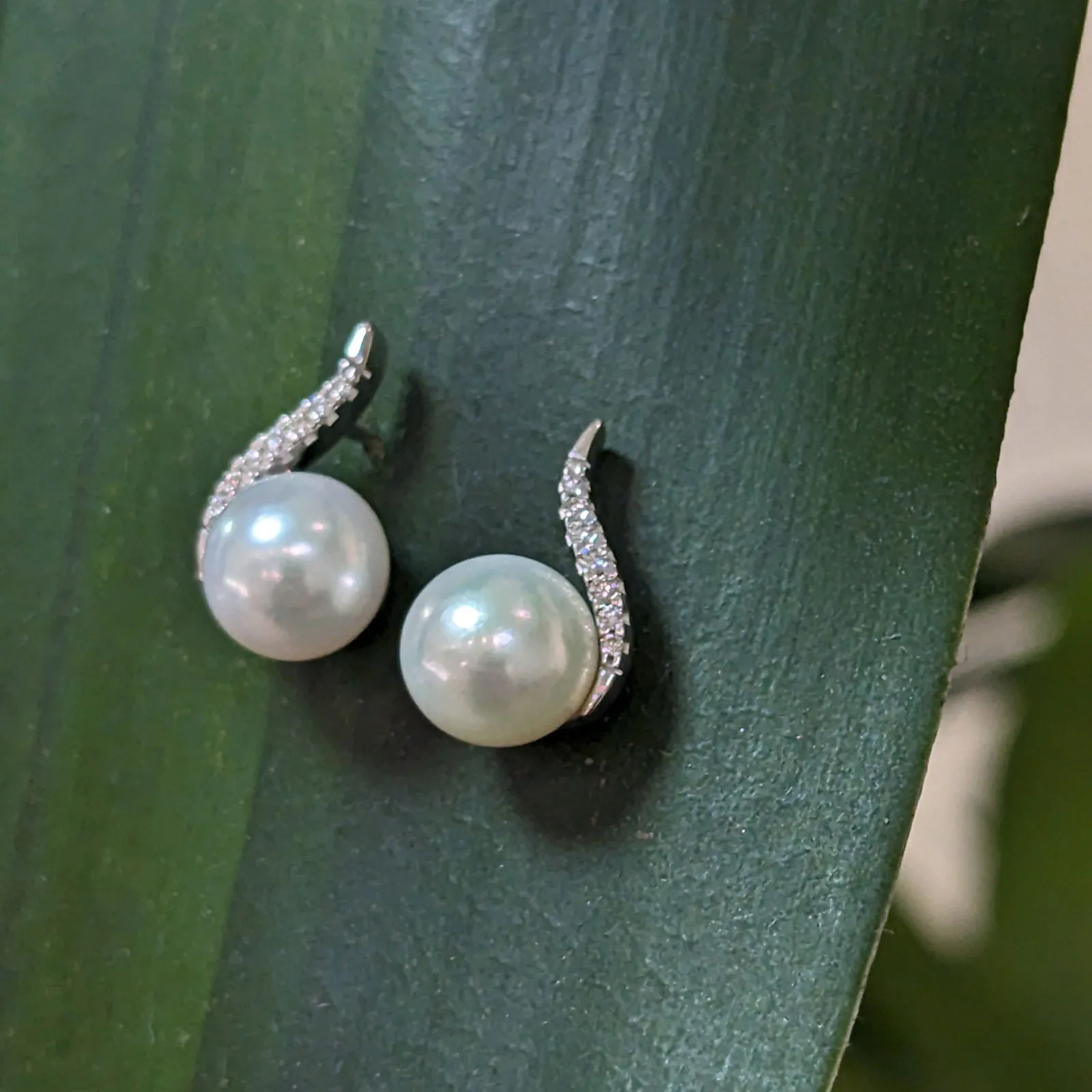 Pearl and Diamond Curve Stud